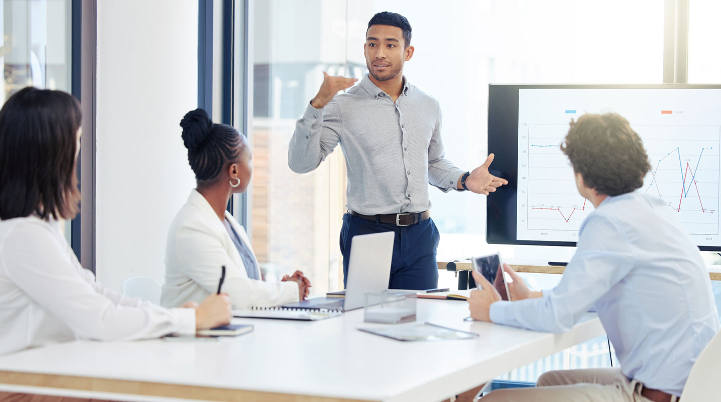 Réunion stratégique transformation digitale entre DSI et consultants IT analysant une roadmap de projets Cloud et Data sur écran dans bureau luxembourgeois moderne